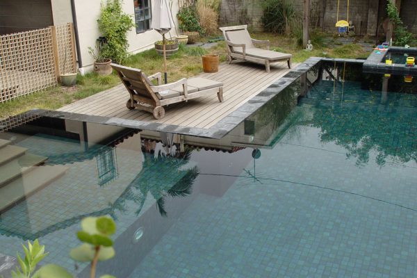 L-shaped-pool-with-deck-and-spa-1_riviera-pools-and-spas_premium-pool-builder-in-los-angeles-and-southern-california