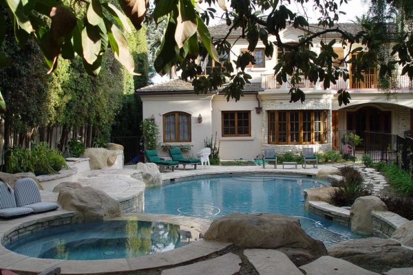 backyard-oasis-with-pool-and-spa_riviera-pools-and-spas_premium-pool-builder-in-los-angeles-and-southern-california