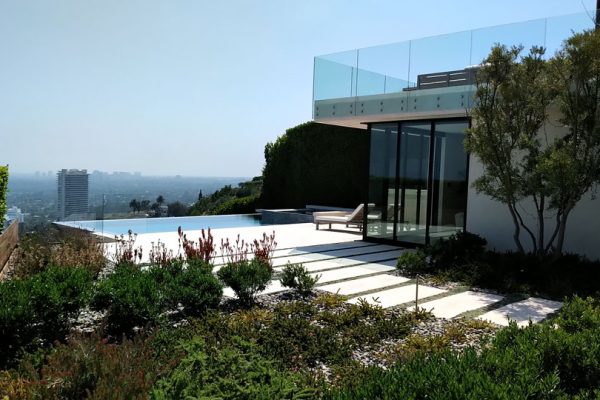 backyard-patio-pool_riviera-pools-and-spas_premium-pool-builder-in-los-angeles-and-southern-california