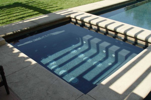 beautiful-pool-surrounded-by-columns-2_riviera-pools-and-spas_premium-pool-builder-in-los-angeles-and-southern-california