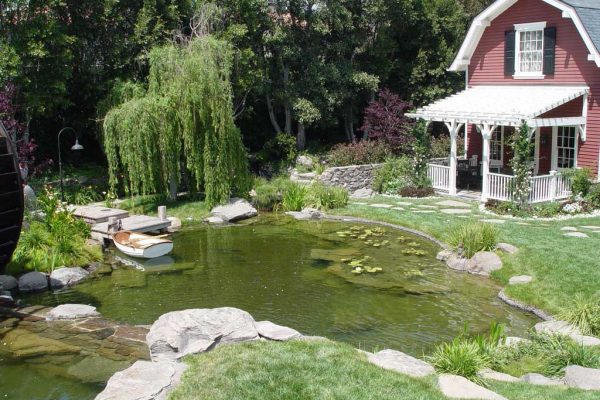 beautifully-designed-custom-pond-2_riviera-pools-and-spas_premium-pool-builder-in-los-angeles-and-southern-california