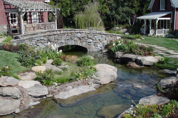 beautifully-designed-stream-and-pond-2_riviera-pools-and-spas_premium-pool-builder-in-los-angeles-and-southern-california