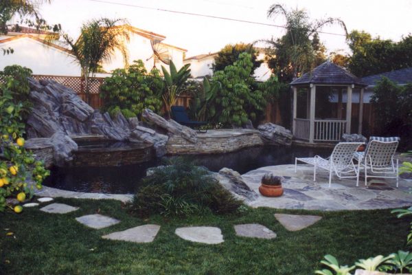 beautifully-landscaped-pool-and-spa_riviera-pools-and-spas_premium-pool-builder-in-los-angeles-and-southern-california