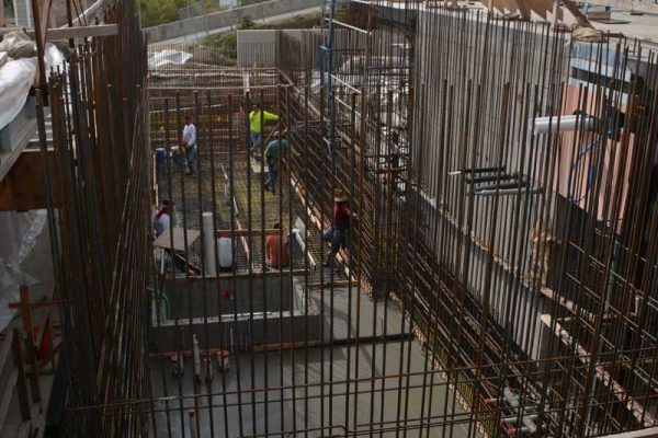 building-a-custom-pool-1_riviera-pools-and-spas_premium-pool-builder-in-los-angeles-and-southern-california
