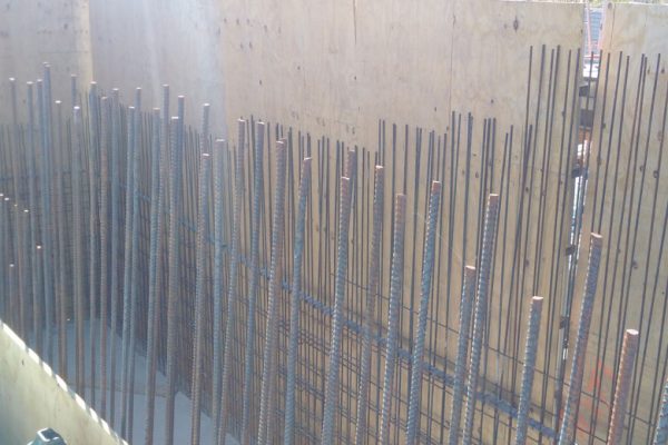 building-a-custom-pool-and-patio-2_riviera-pools-and-spas_premium-pool-builder-in-los-angeles-and-southern-california