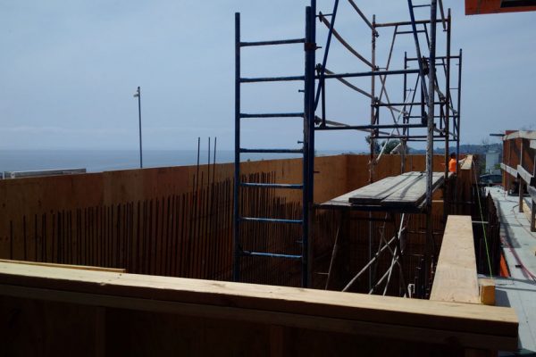 building-a-custom-pool-and-patio-3_riviera-pools-and-spas_premium-pool-builder-in-los-angeles-and-southern-california