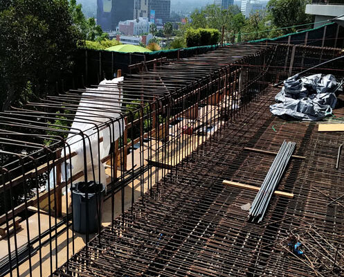 choosing-the-best-custom-pool-construction-3_riviera-pools-and-spas_premium-pool-builder-in-los-angeles-and-southern-california