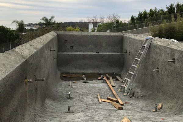 choosing-the-right-contractor-2_riviera-pools-and-spas_premium-pool-builder-in-los-angeles-and-southern-california