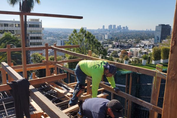 construction-on-custom-pool-3_riviera-pools-and-spas_premium-pool-builder-in-los-angeles-and-southern-california