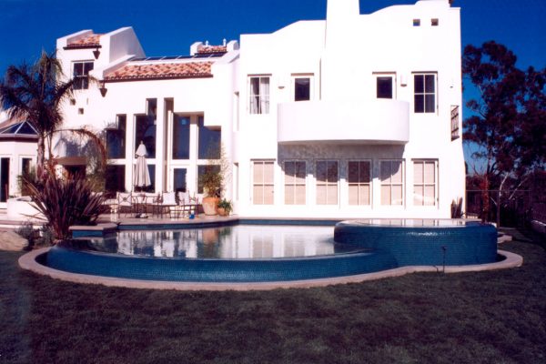 custom-design-overflowing-spa-and-pool-1_riviera-pools-and-spas_premium-pool-builder-in-los-angeles-and-southern-california