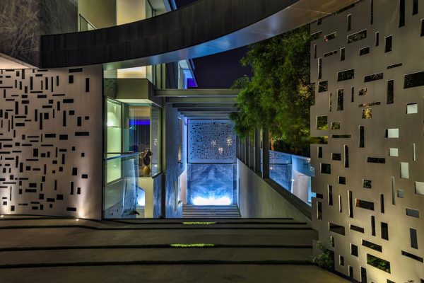 custom-water-wall-lit-up-night-1_riviera-pools-and-spas_premium-pool-builder-in-los-angeles-and-southern-california
