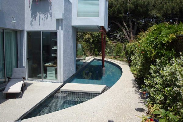 custum-semi-circle-pool-and-spa-1_riviera-pools-and-spas_premium-pool-builder-in-los-angeles-and-southern-california(1)