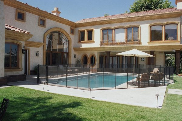 fancy-fenced-in-pool-and-spa-2_riviera-pools-and-spas_premium-pool-builder-in-los-angeles-and-southern-california