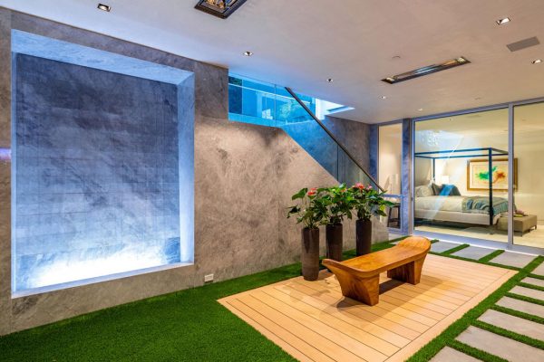gorgeous-water-wall-and-calming-zen-garden_riviera-pools-and-spas_premium-pool-builder-in-los-angeles-and-southern-california