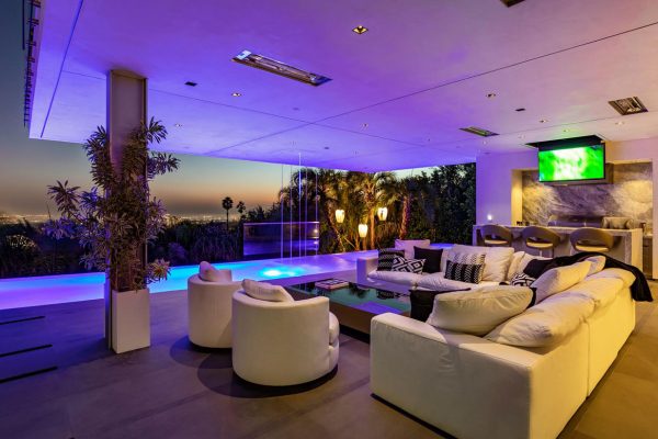 lounge-area-next-to-custom-pool_riviera-pools-and-spas_premium-pool-builder-in-los-angeles-and-southern-california