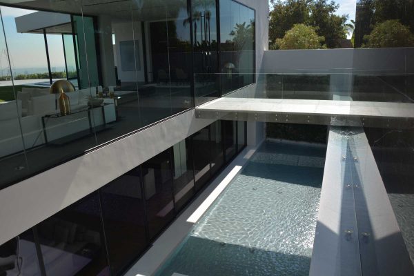 modern-looking-outdoor-water-feature-2_riviera-pools-and-spas_premium-pool-builder-in-los-angeles-and-southern-california