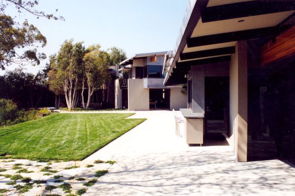 outdoor-bar-in-grassy-space-perfect-for-entertaining_riviera-pools-and-spas_premium-pool-builder-in-los-angeles-and-southern-california
