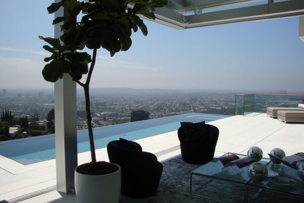 picture-perfect-zero-edge-pool-3_riviera-pools-and-spas_premium-pool-builder-in-los-angeles-and-southern-california