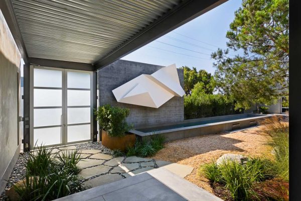 pool-and-fountain-backyard-1_riviera-pools-and-spas_premium-pool-builder-in-los-angeles-and-southern-california