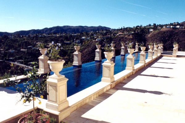 pool-and-plants-with-gorgeous-view_riviera-pools-and-spas_premium-pool-builder-in-los-angeles-and-southern-california