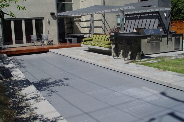 pool-and-spa-with-custom-patio-with-grill-and-couches_riviera-pools-and-spas_premium-pool-builder-in-los-angeles-and-southern-california