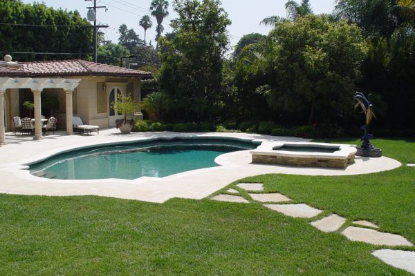 pool-and-spa-with-stone-path_riviera-pools-and-spas_premium-pool-builder-in-los-angeles-and-southern-california