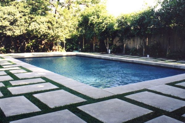 pool-design-with-custom-concrete-and-grass-patio_riviera-pools-and-spas_premium-pool-builder-in-los-angeles-and-southern-california