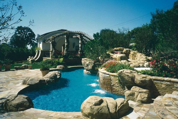 pool-with-pergola_riviera-pools-and-spas_premium-pool-builder-in-los-angeles-and-southern-california