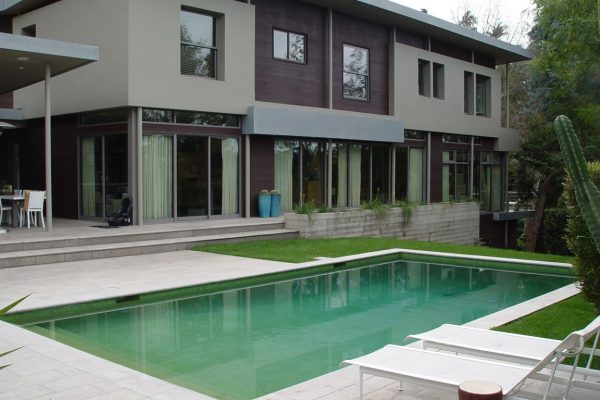 residential-backyard-pool-1_riviera-pools-and-spas_premium-pool-builder-in-los-angeles-and-southern-california