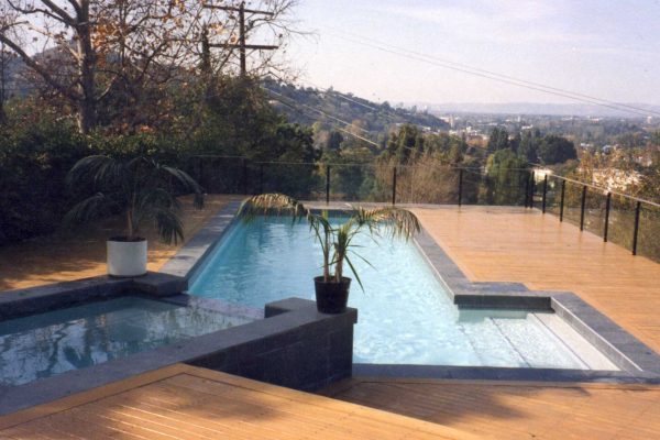residential-pool-and-spa-with-beautiful-wooden-deck_riviera-pools-and-spas_premium-pool-builder-in-los-angeles-and-southern-california