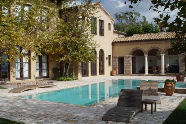 residential-pool-and-spa-with-deck-1_riviera-pools-and-spas_premium-pool-builder-in-los-angeles-and-southern-california