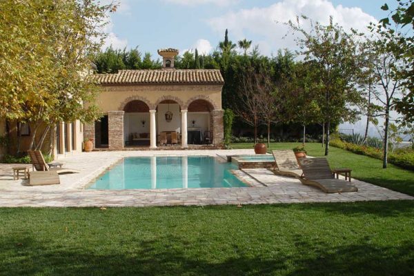 residential-pool-and-spa-with-deck-2_riviera-pools-and-spas_premium-pool-builder-in-los-angeles-and-southern-california
