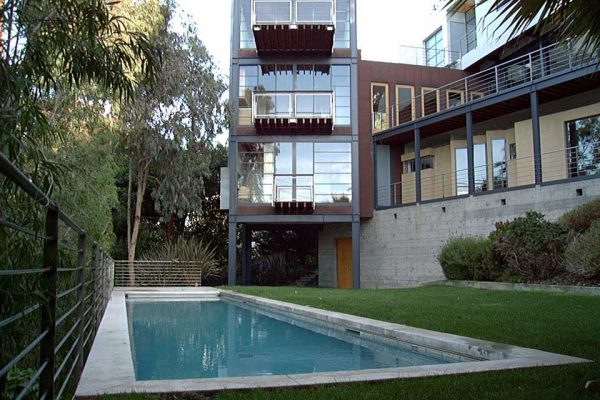 secluded-pool-surrounded-by-grass-1_riviera-pools-and-spas_premium-pool-builder-in-los-angeles-and-southern-california