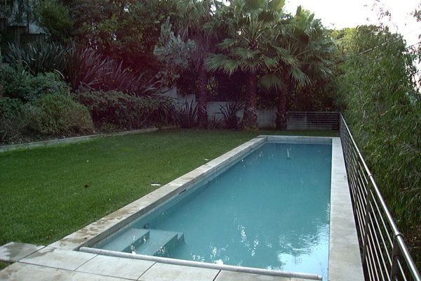secluded-pool-surrounded-by-grass-2_riviera-pools-and-spas_premium-pool-builder-in-los-angeles-and-southern-california