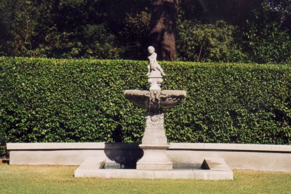 water-feature-fountain-in-courtyard_riviera-pools-and-spas_premium-pool-builder-in-los-angeles-and-southern-california