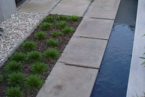 water-feature-in-backyard-with-plants-and-hardscaping_riviera-pools-and-spas_premium-pool-builder-in-los-angeles-and-southern-california
