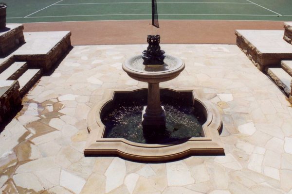 water-fountain-next-to-tennis-court_riviera-pools-and-spas_premium-pool-builder-in-los-angeles-and-southern-california